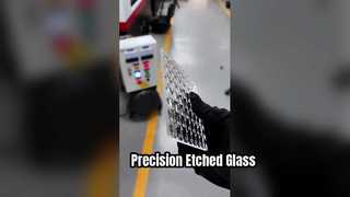 4 मिमी अल्ट्रा व्हाइट नक़्क़ाशीदार ग्लास लेजर-कट स्क्वायर
